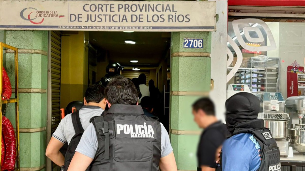 Momento del allanamiento de agentes de la Policía y Fiscalía en la Corte provincial de Justicia de Los Ríos.
