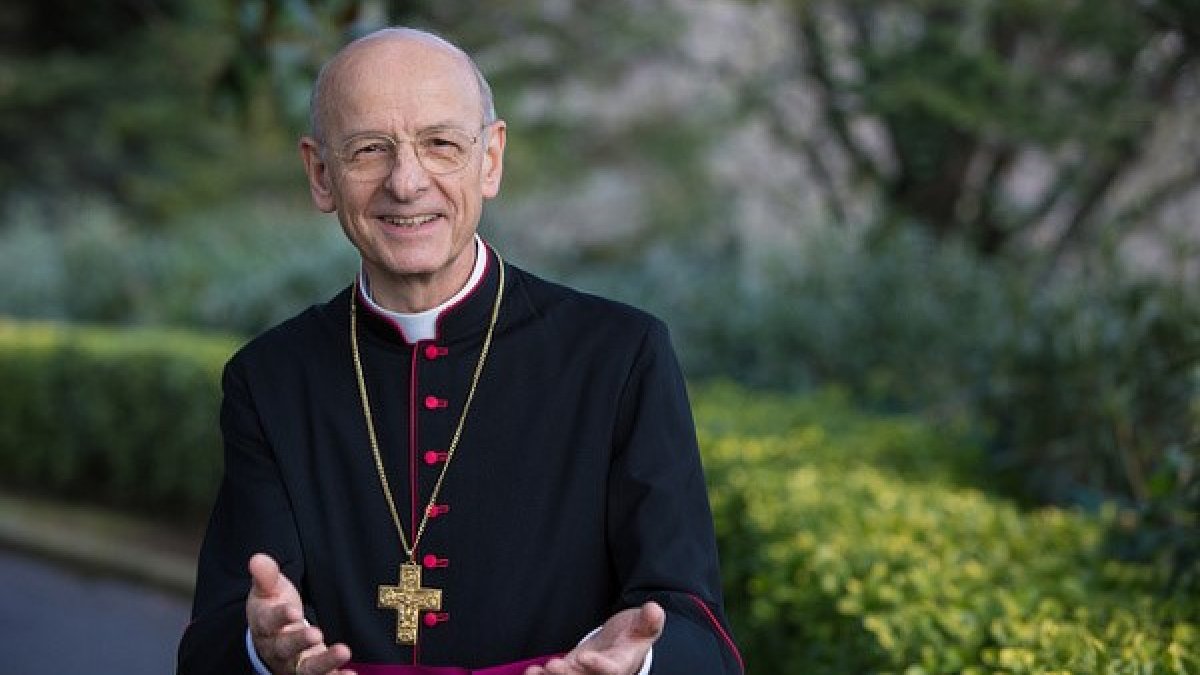 Figura. El Monseñor Fernando Ocáriz llega a un encuentro pastoral.