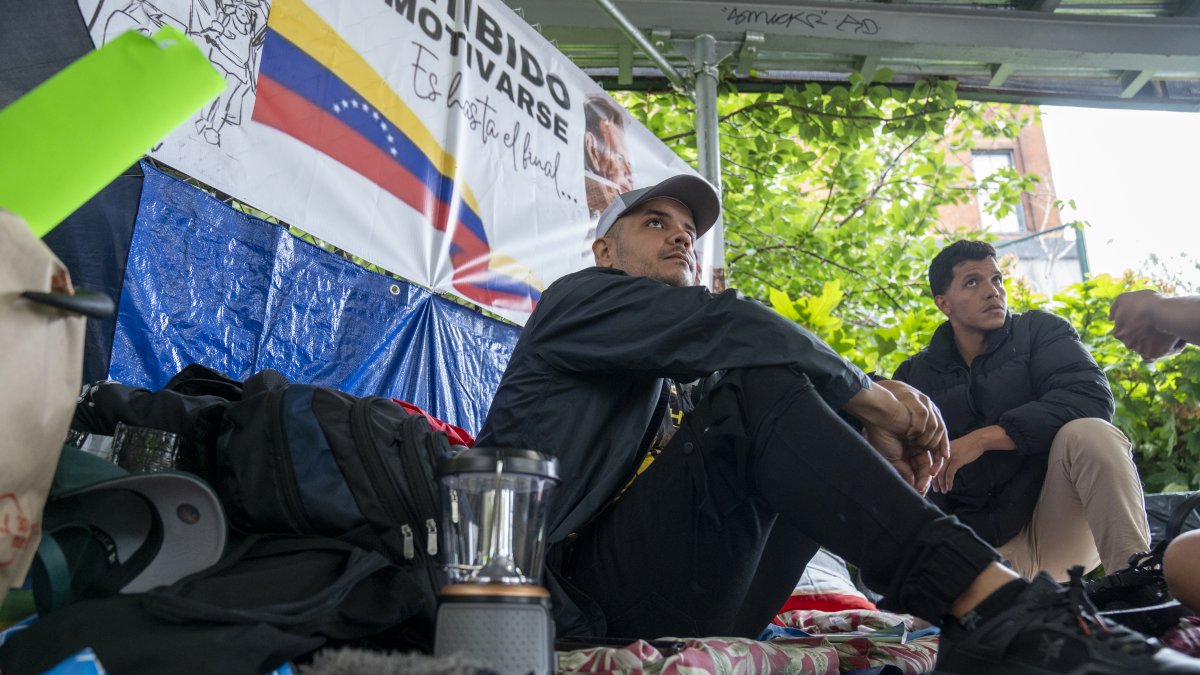 Los venezolanos Franklin Gómez (i), de 33 años, y Daniel Prado (d), de 28 años, se manifiestan durante una huelga de hambre