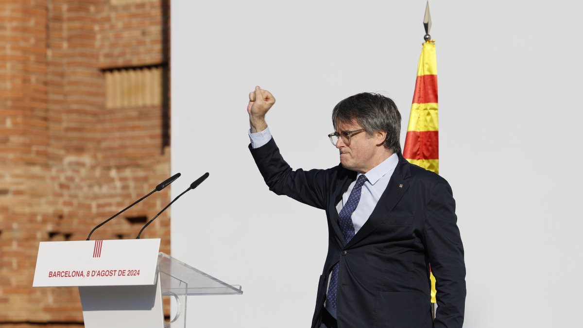 El expresidente catalán Carles Puigdemont, interviene en el acto de bienvenida para el que miles de independentistas se congregan junto al Parlamentantes.
