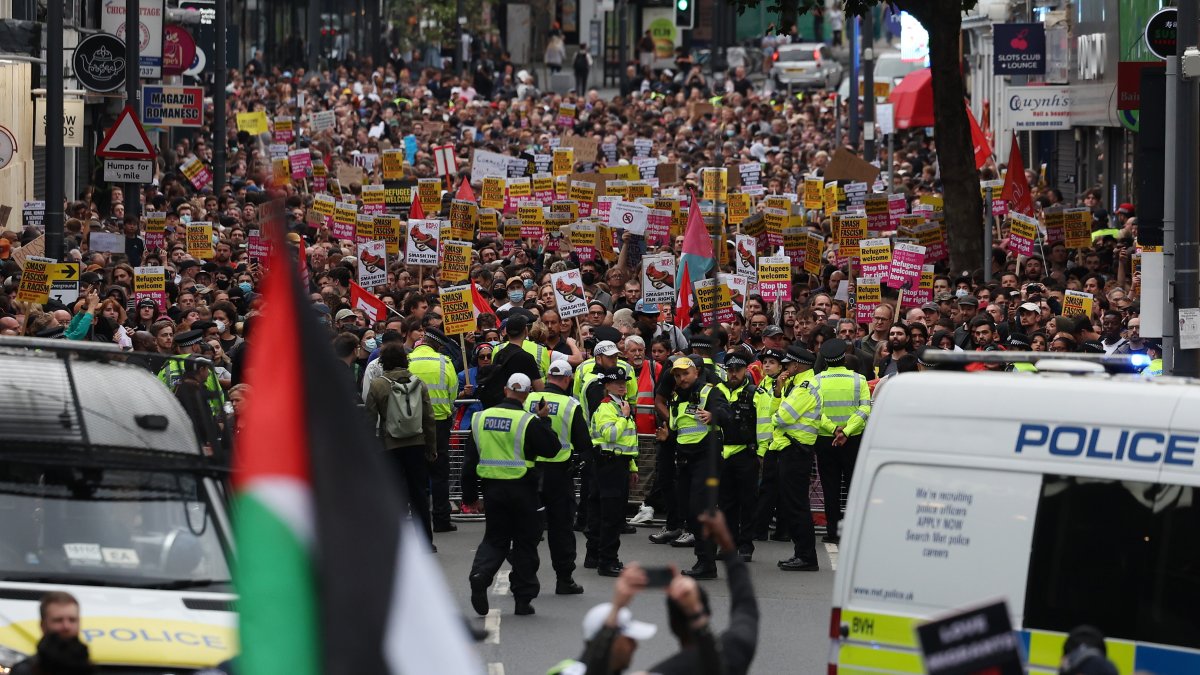 Manifestantes anti-extrema derecha se reúnen en Walthamstow, al este de Londres, Gran Bretaña, el 7 de agosto de 2024.