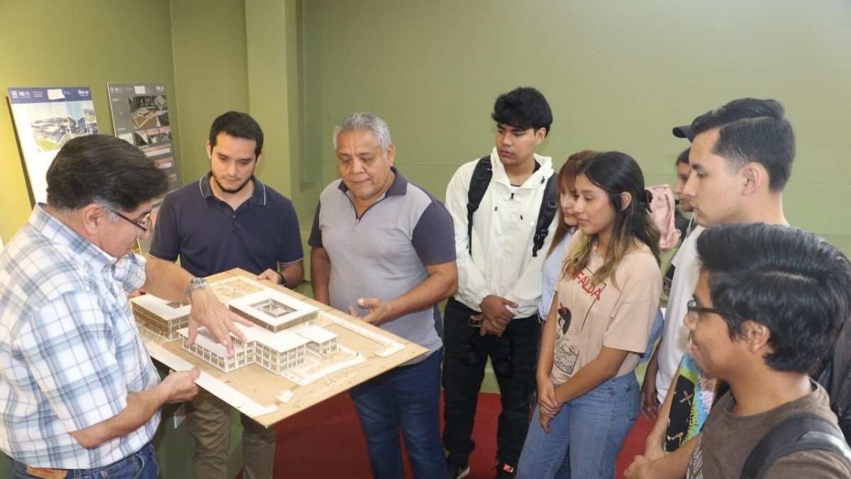 Maquetas. Propuestas arquitectónicas de hospitales urbanos son expuestos en la Universidad de Guayaquil.