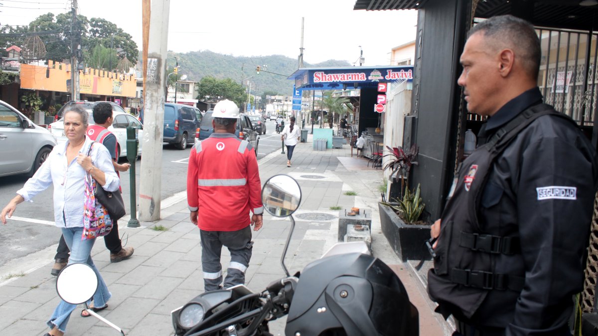 Urdesa. En la calle Guayacanes, la mayoría de locales cuentan con guardianía privada, una de las acciones tomadas ante la inseguridad.