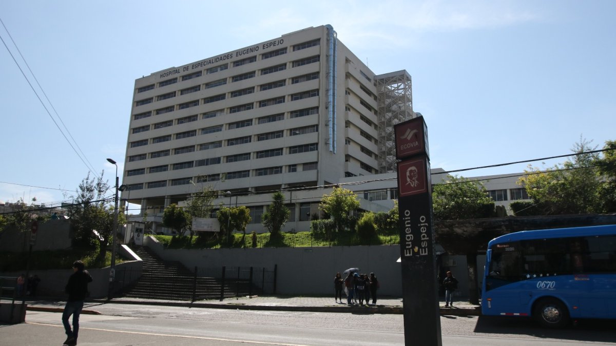 Un auxiliar de salud fue detenido en el Hospital Eugenio Espejo de Quito.