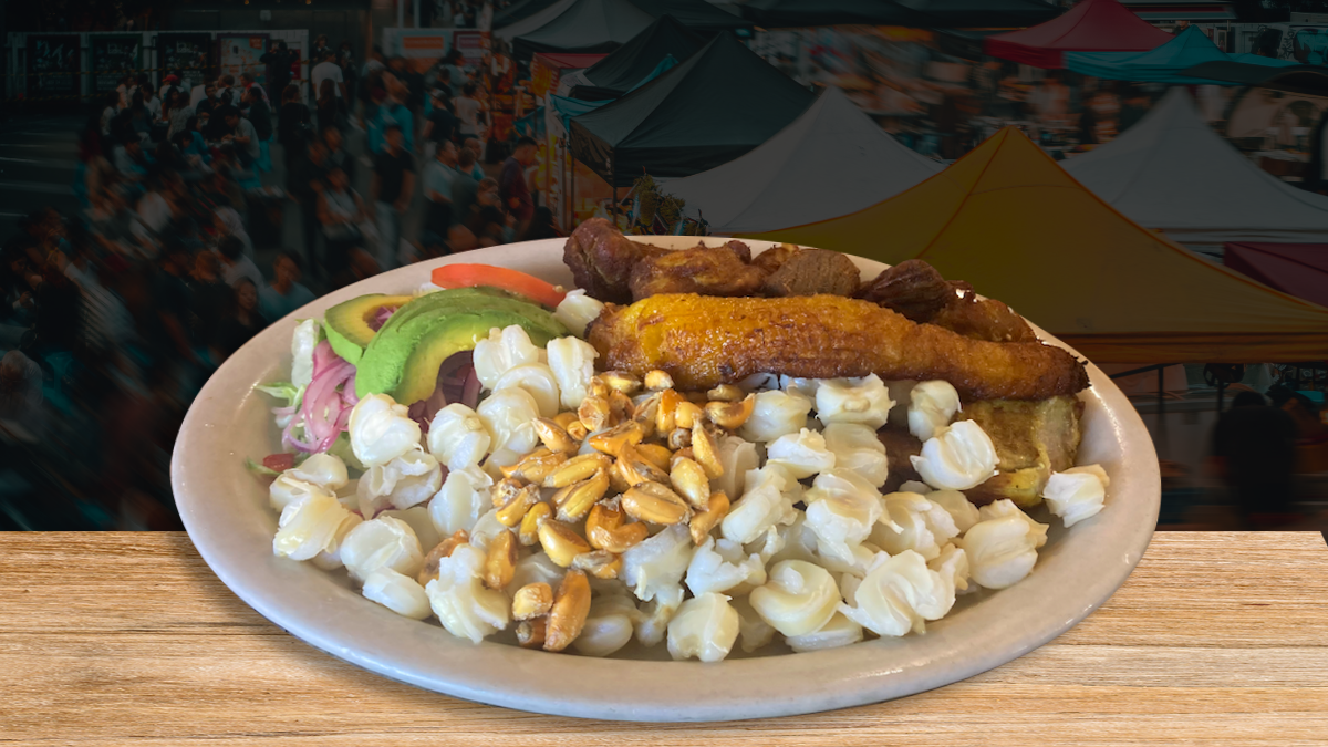 Los motes con fritada es un plato original de la sierra ecuatoriana.