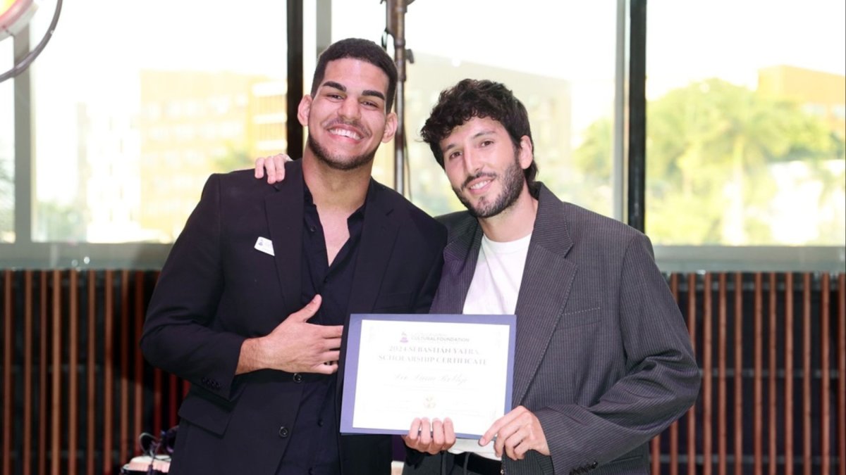 Sebastián Yatra junto con al contrabajista cubano Leo Luna Roblejo