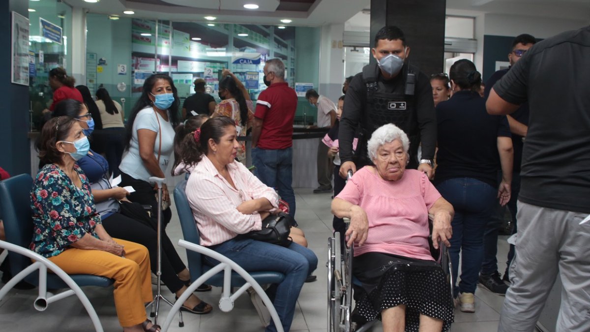Las carencias en el sistema público de salud obliga a los ciudadanos a buscar ayuda en clínicas, dispensarios y centros médicos privados.