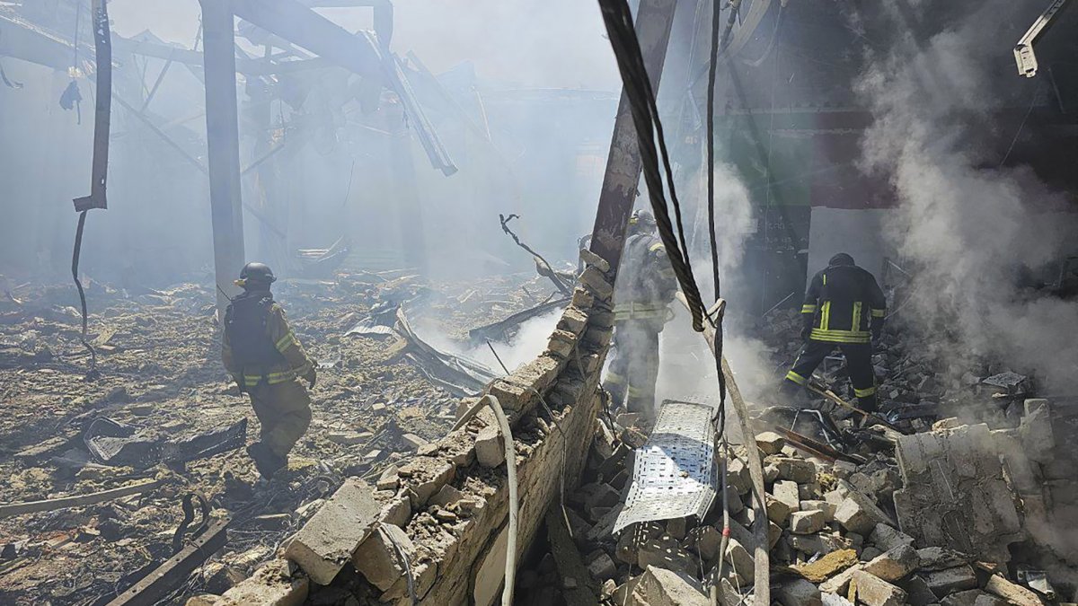 Rescatistas trabajando después de un bombardeo en un centro comercial en Kostiantynivka, región de Donetsk, Ucrania, el 9 de agosto de 2024.