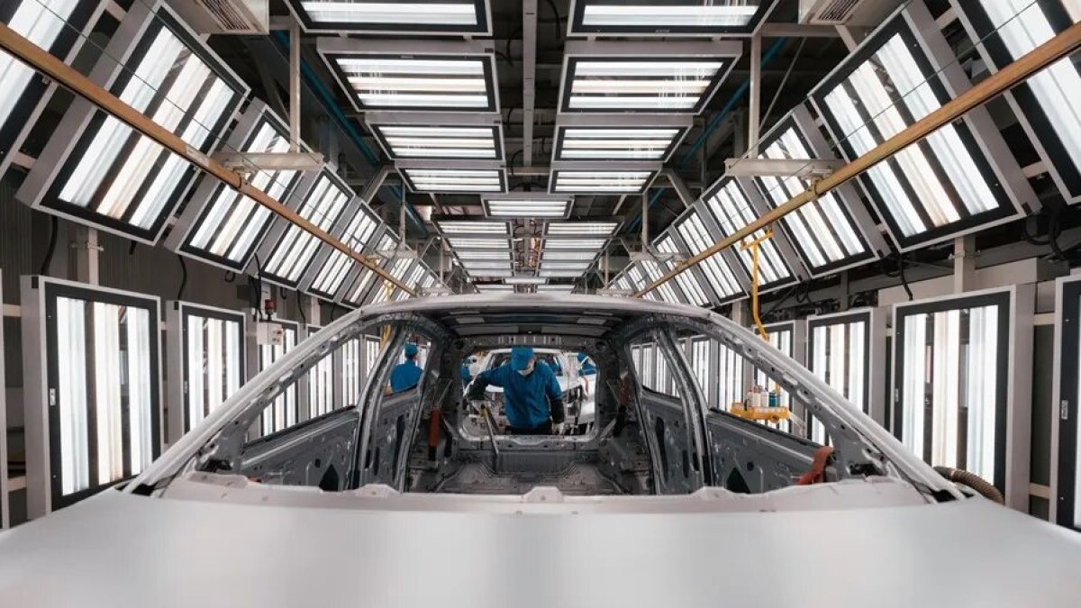 Labor. Un operario en la factoría de BYD en Changzhou (China).