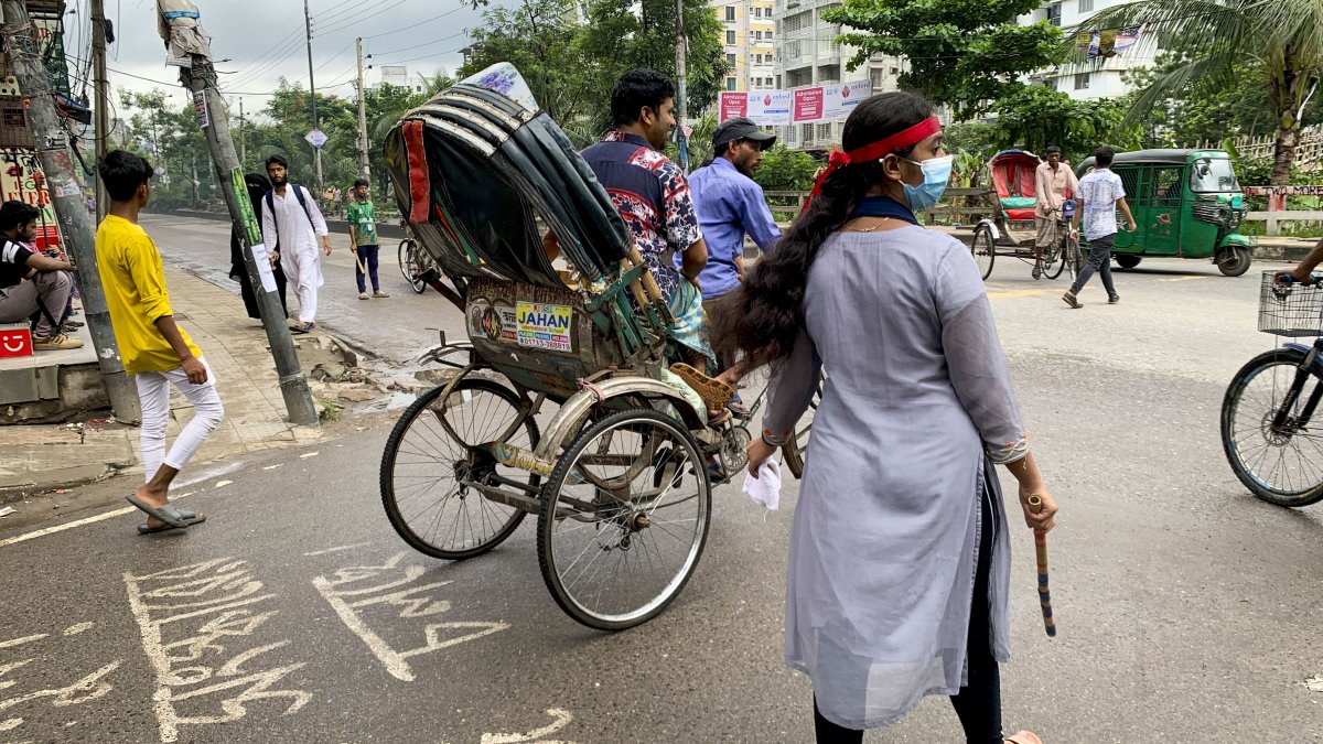 Los habitantes de Daca buscan un viso de normalidad en el primer día del premio Nobel Muhammad Yunus como nuevo jefe del Gobierno interino, tras semanas de violencia.