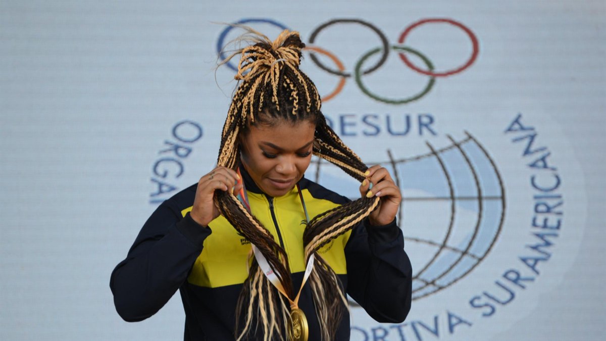 Angie Palacios Dajomes, medalla de oro, posa en el podio de levantamiento de pesas 76kg femenina en los Juegos Suramericanos 2022 que se realizan en Asunción (Paraguay).
