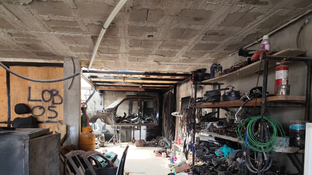 En la casa se encontró un vehículo sustraído el pasado 27 de abril de 2024.