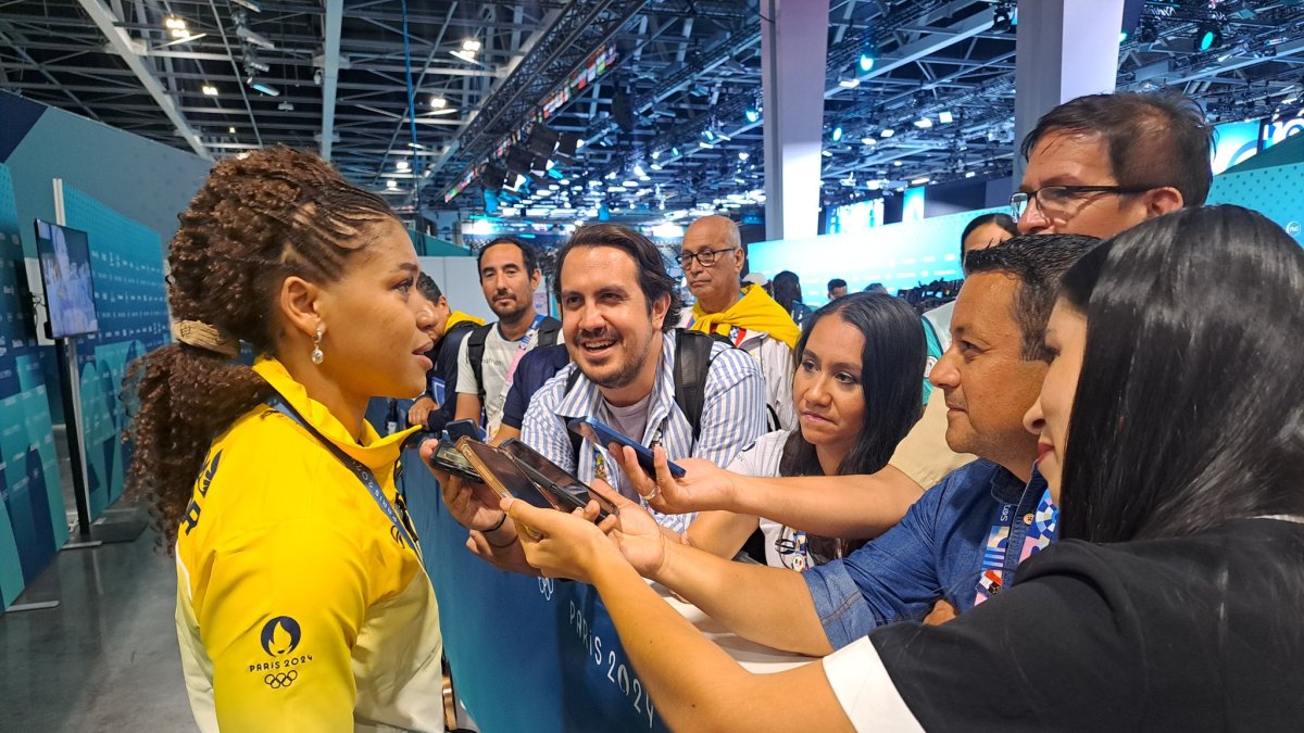 Angie Palacios ofreciendo declaraciones a medios de comunicación, en París.
