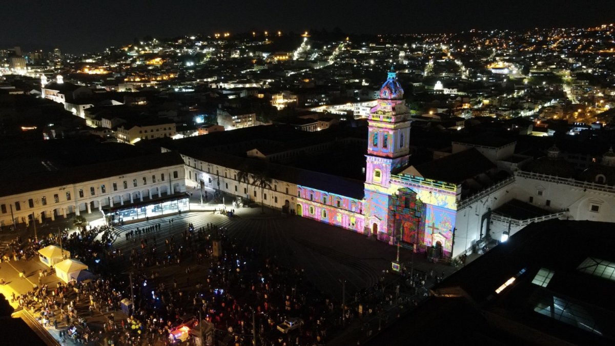 Cientos de asistentes llegaron al Casco Colonial para participar de esta puesta en escena en el inicio del feriado del 10 de Agosto.