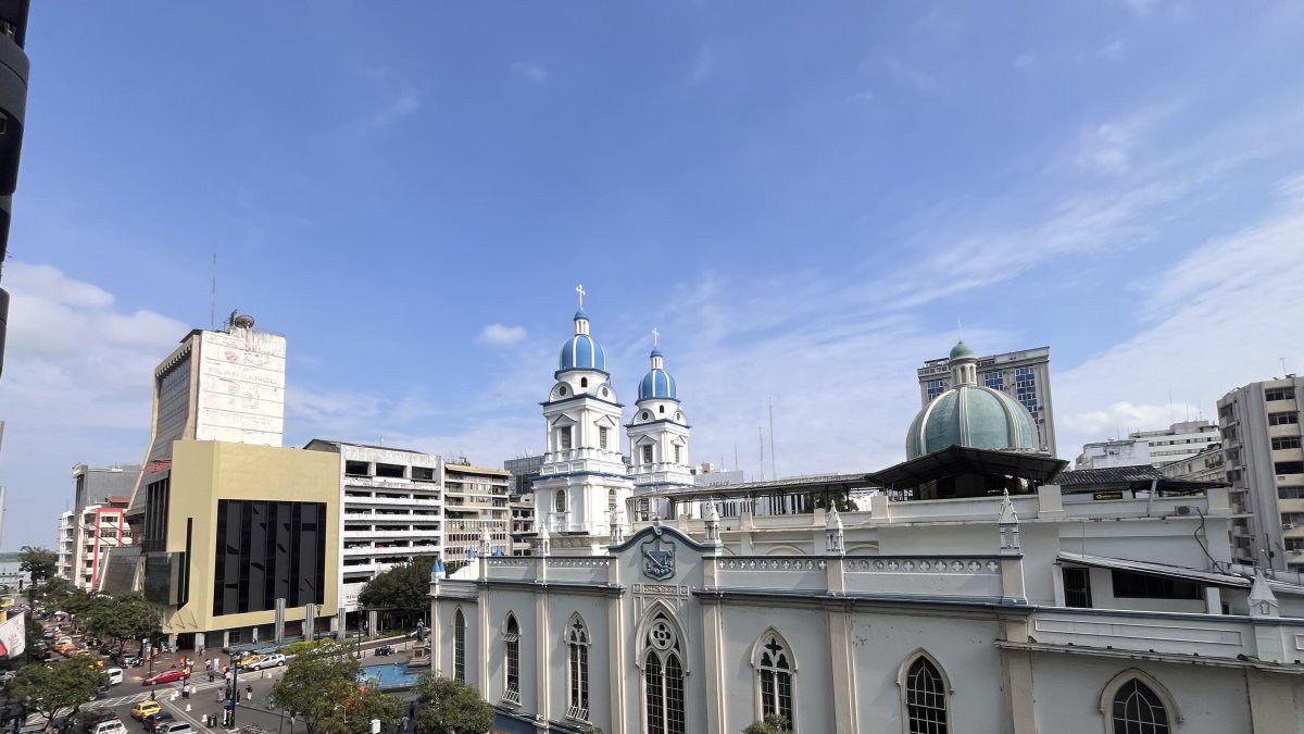 San Francisco. Su construcción duró 32 años (1931-1963). Su fachada está siendo intervenida. Posee una cúpula central.