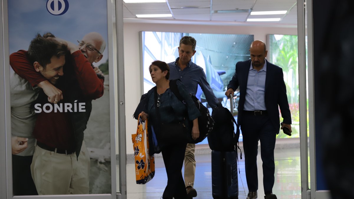 Aeropuerto. Una viajera llegando de Quito a Guayaquil lleva en su mano una funda con panes Cyrano.