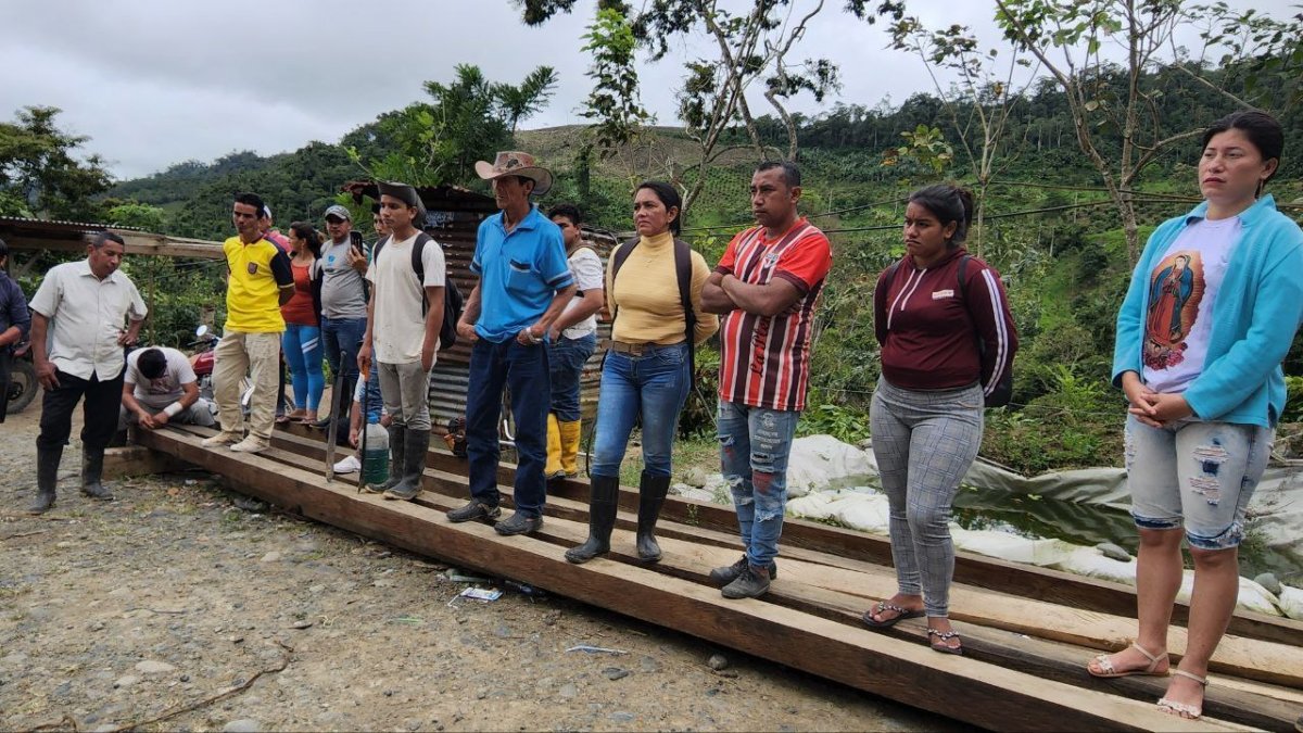 Reunión de apoyo. Diferentes miembros de la comunidad del recinto Guachal se reunieron para organizarse y salir a cazar a la ‘bestia voladora’.