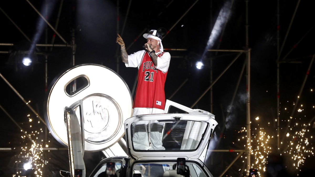 El cantante colombiano J Balvin canta durante la presentación de su nuevo disco Rayo desde Medellín.