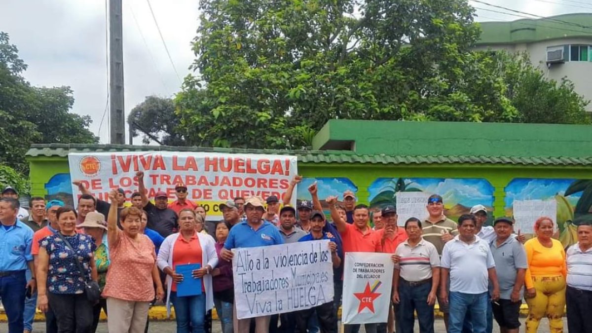 Protesta. Los obreros se encuentran en los exteriores de la Ciudadela Municipal de Quevedo.