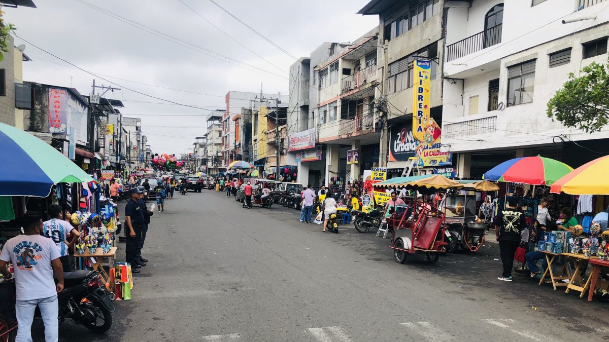 Desorden. Este es el panorama que prevalece en varias calles del centro: comedores ambulantes que traban la circulación.