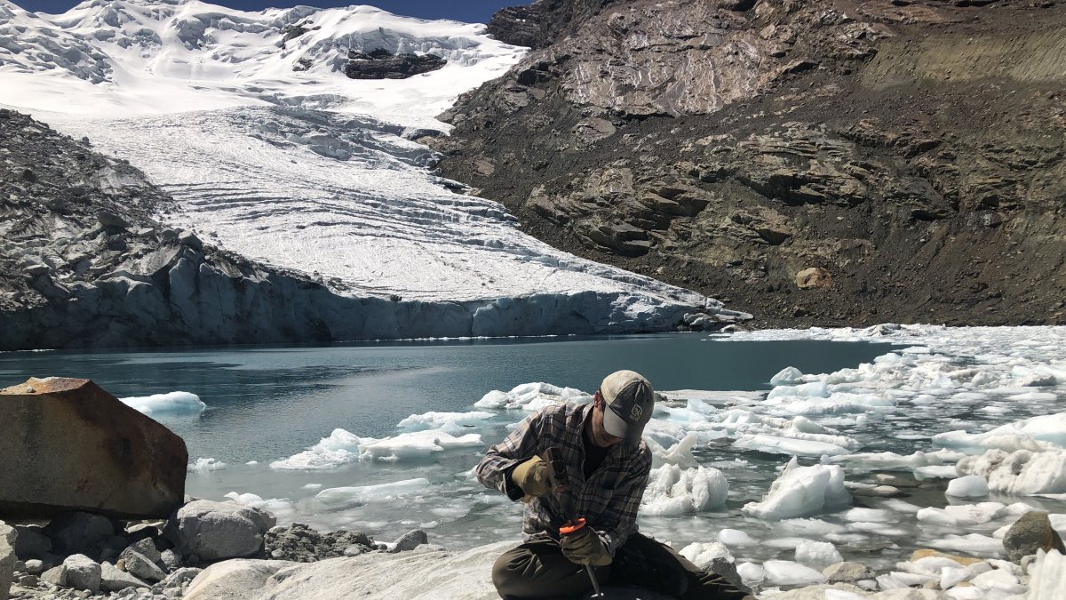 Un investigador recoge una muestra de lecho rocoso del glaciar Queshque, en los Andes peruanos.