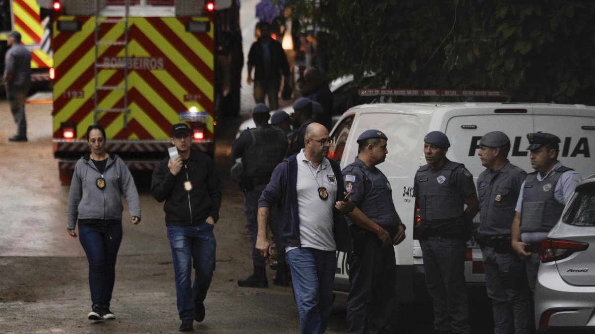 En las tareas de rescate trabajan cerca de 250 bomberos, socorristas, peritos, policías e investigadores.