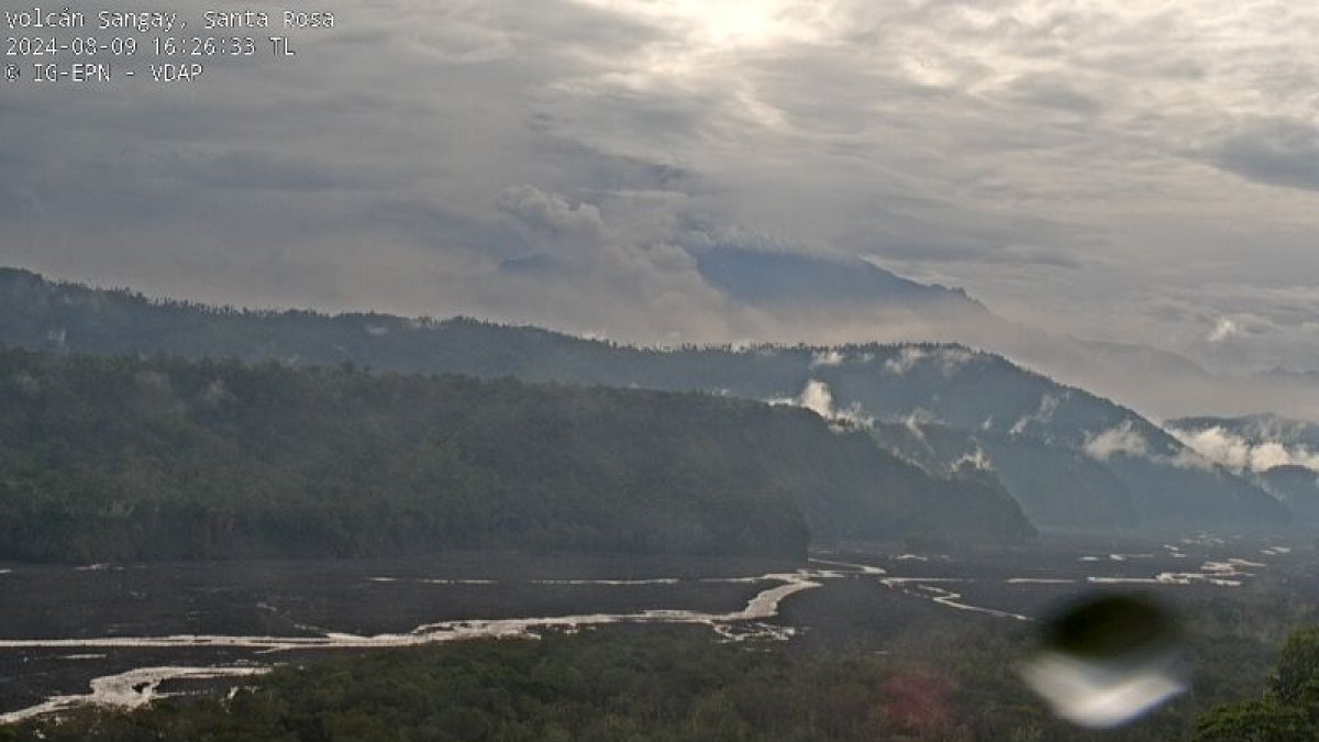 El volcán Sangay ha emitido material incandescente, ceniza y gases en las últimas horas.
