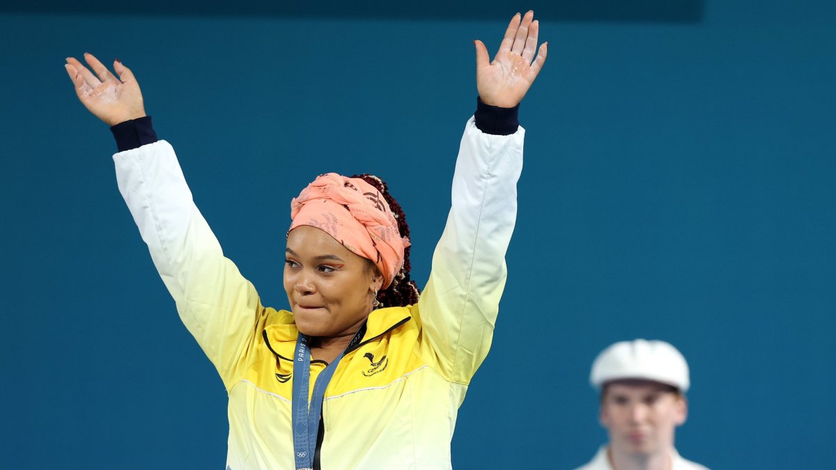 Dajomes agradece al público presente en el South Paris Arena tras conseguir la medalla de bronce en la final de los 81 kg de levantamiento de pesas.
