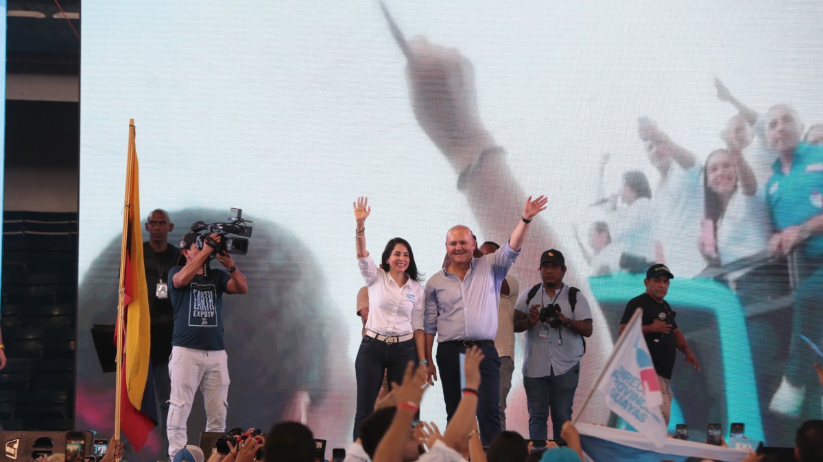 Luisa González y Diego Borja saludaron a la militancia del correísmo.