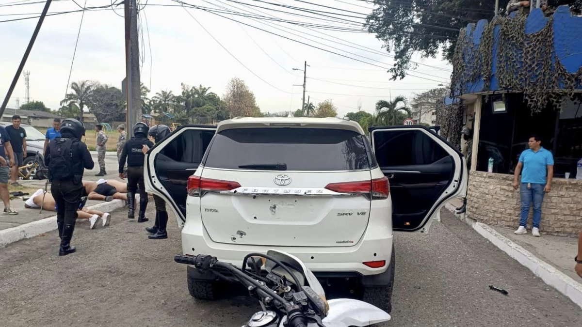 Perseguidos. El vehículo en el que los individuos irrumpieron en la base.