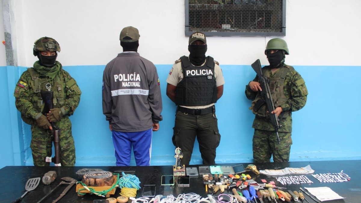 En la cárcel de Imbabura se decomisó la mayor parte de artículos prohibidos, según informaron las Fuerzas Armadas.