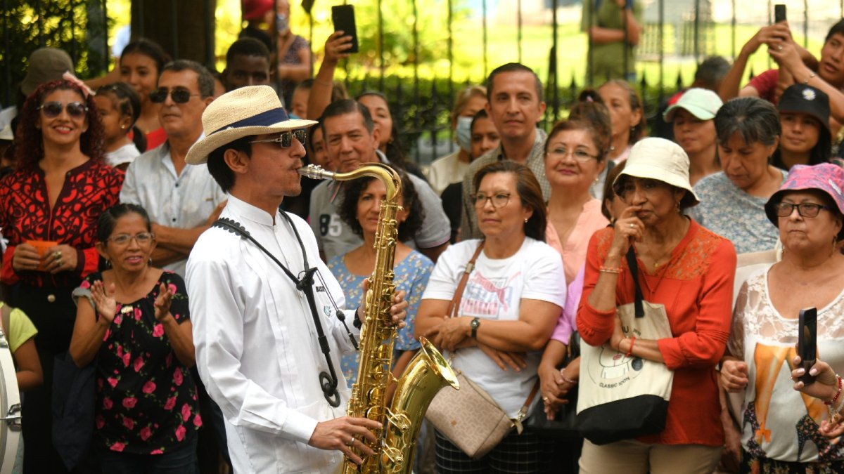 Ciudadanos se reunieron para ver el espectáculo.