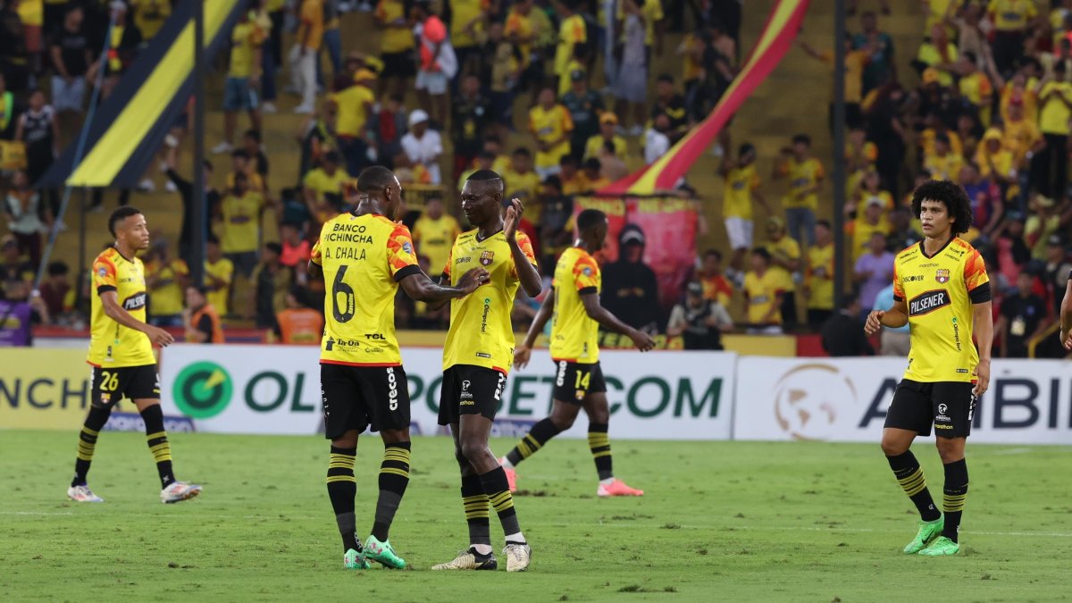 Janner Corozo (c), con su doblete, fue la gran figura del compromiso.