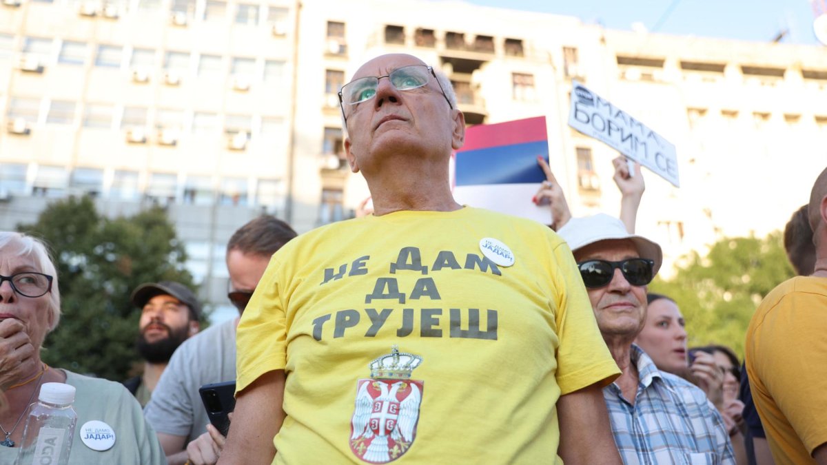 Decenas de miles de personas se manifestaron este sábado en Belgrado para exigir la prohibición de un proyecto de extracción de litio en el oeste de Serbia.