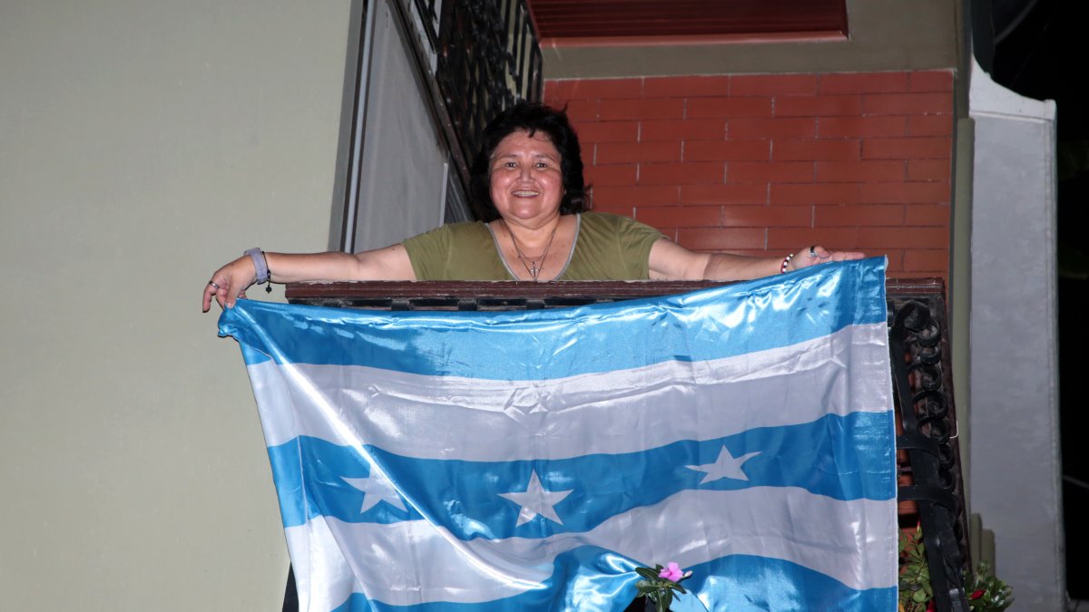 9 de Octubre. Los moradores de la ciudadela muestran sus banderas con orgullo, pese a la inseguridad.