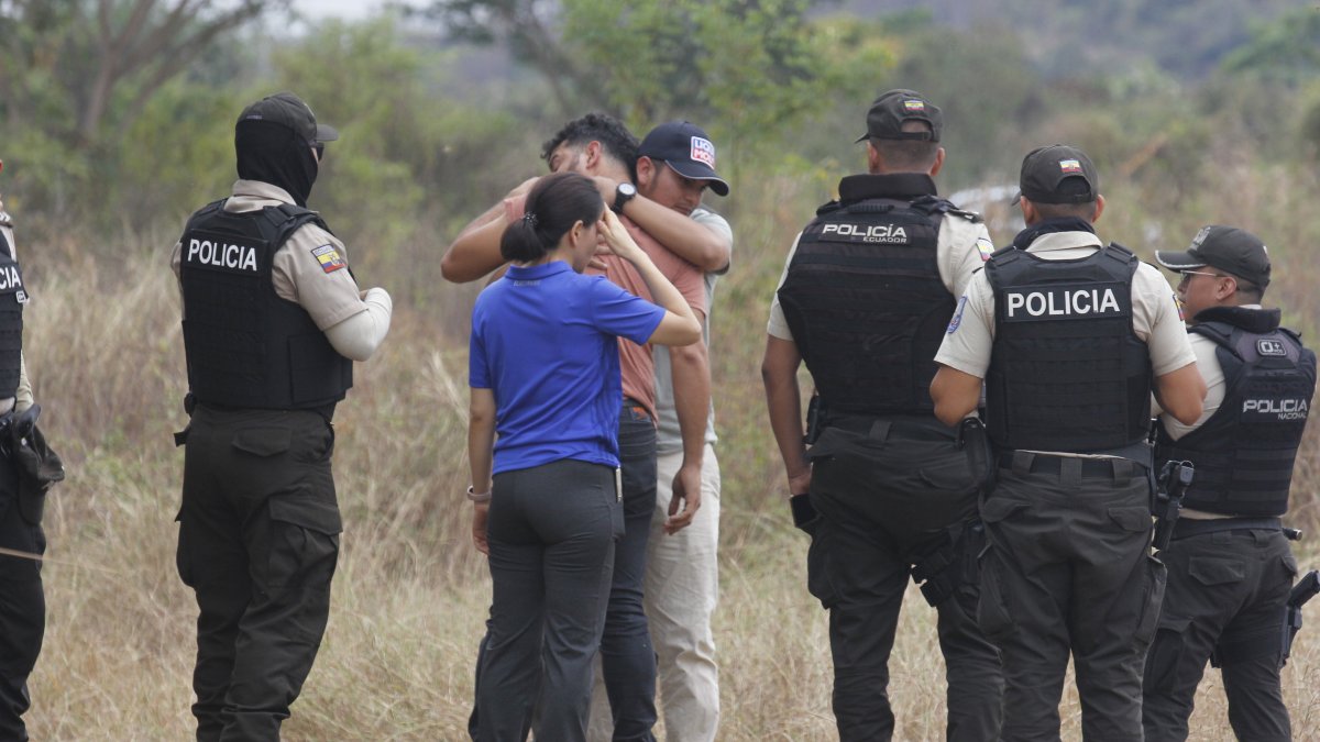 muertos puente luciaCon abrazos y palabras de consuelo, los parientes se apoyaban mutuamente.