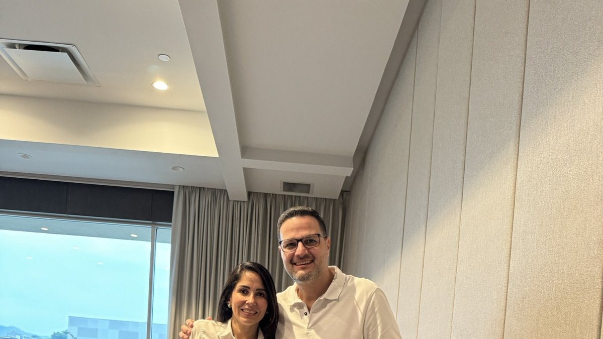 El exdirigente de Reto publicó una foto junto a la candidata del correísmo, Luisa González.