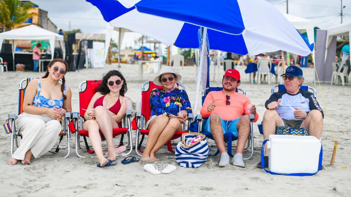 Turistas visitando las playas de Esmeraldas.