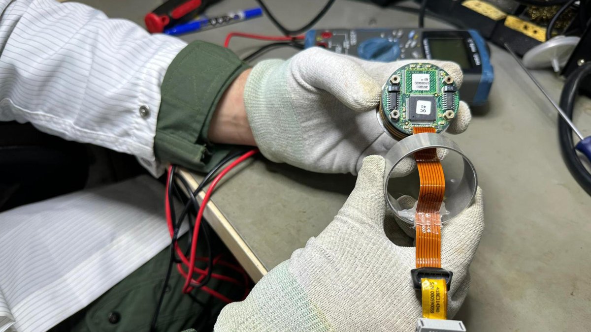 Fotografía cedida por la Fuerza Aérea Brasileña que muestra a un operario en São Paulo.