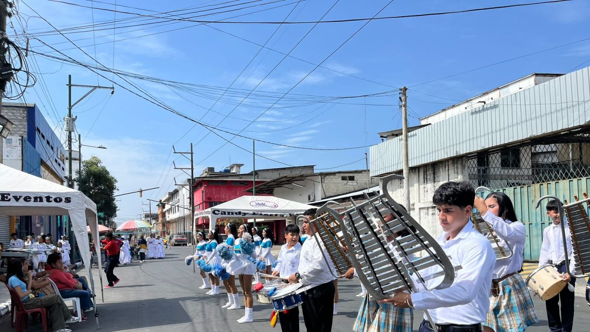 La música cautivó a los habitantes del barrio.