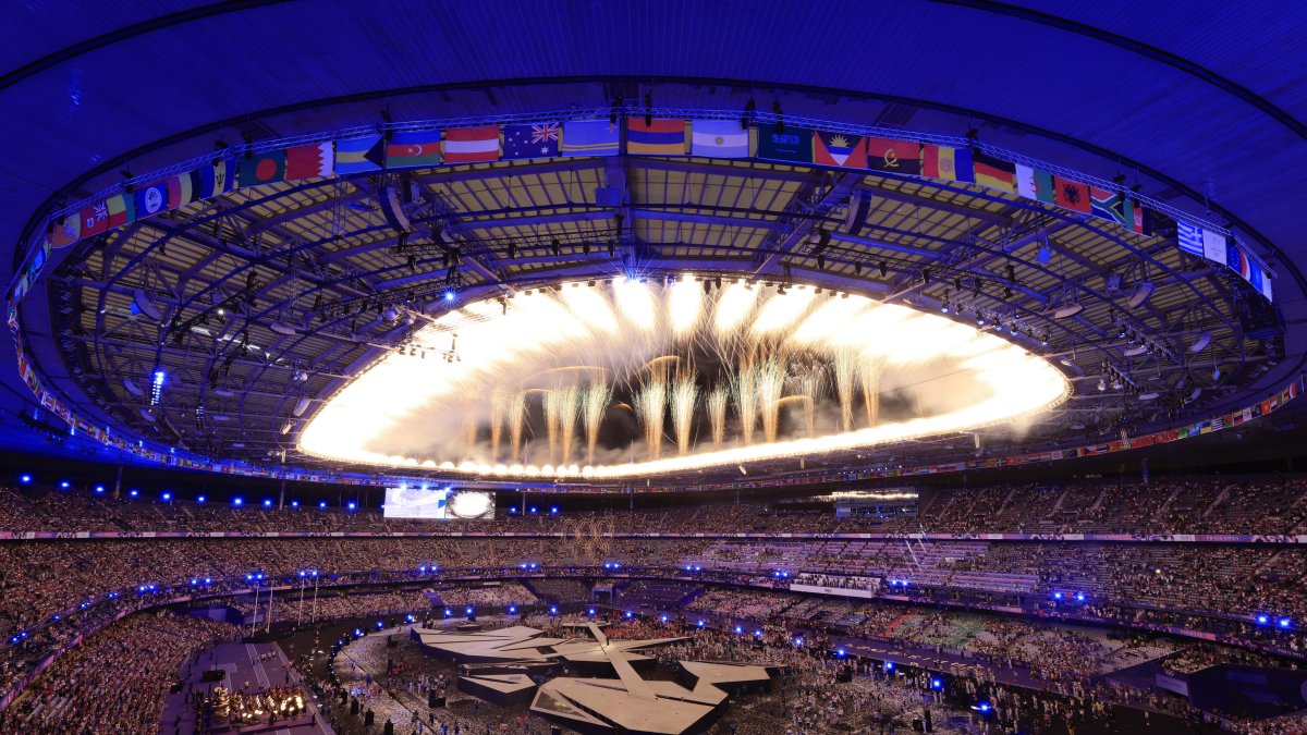 Los fuegos artificiales en la ceremonia de clausura de los Juegos Olímpicos de París 2024.
