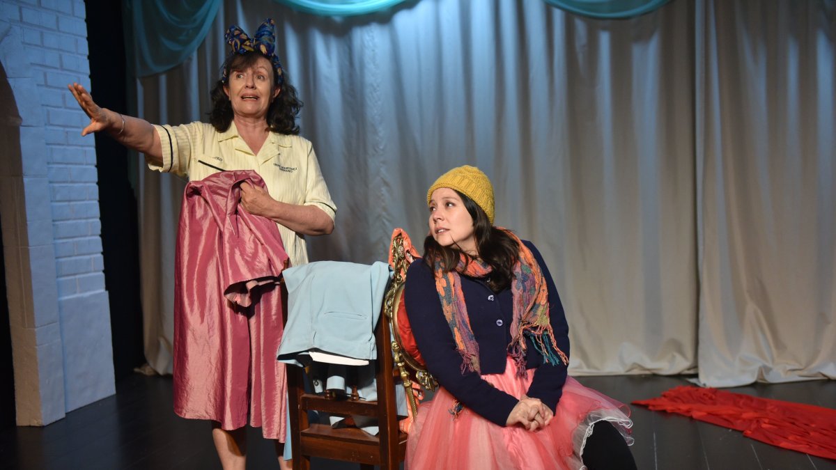 Una hora de felicidad se estrena el jueves 15 de agosto en la Sala Mariana de Jesús de la Casa de las Culturas Benjamín Carrión.