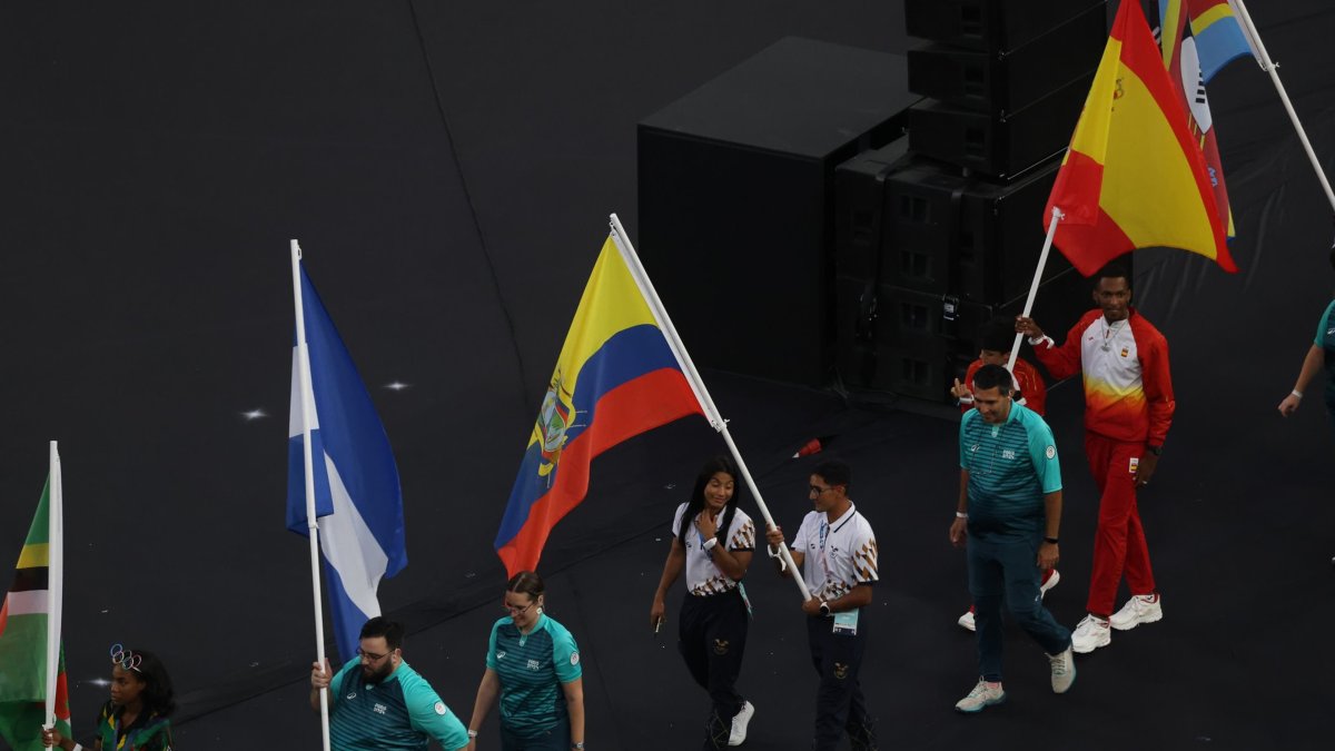 Los medallistas Lucía Yépez y Daniel Pintado fueron los abanderados en la ceremonia de clausura de París 2024.