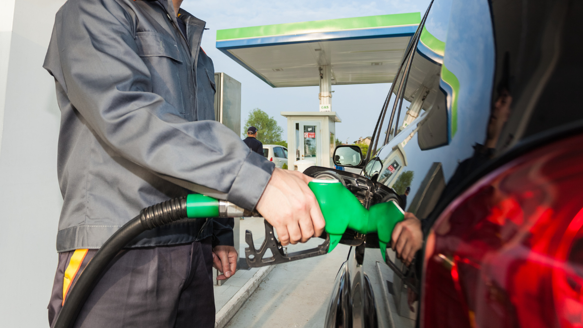 El exceso de velocidad innecesario y las frenadas bruscas son las principales causas del consumo de combustible.