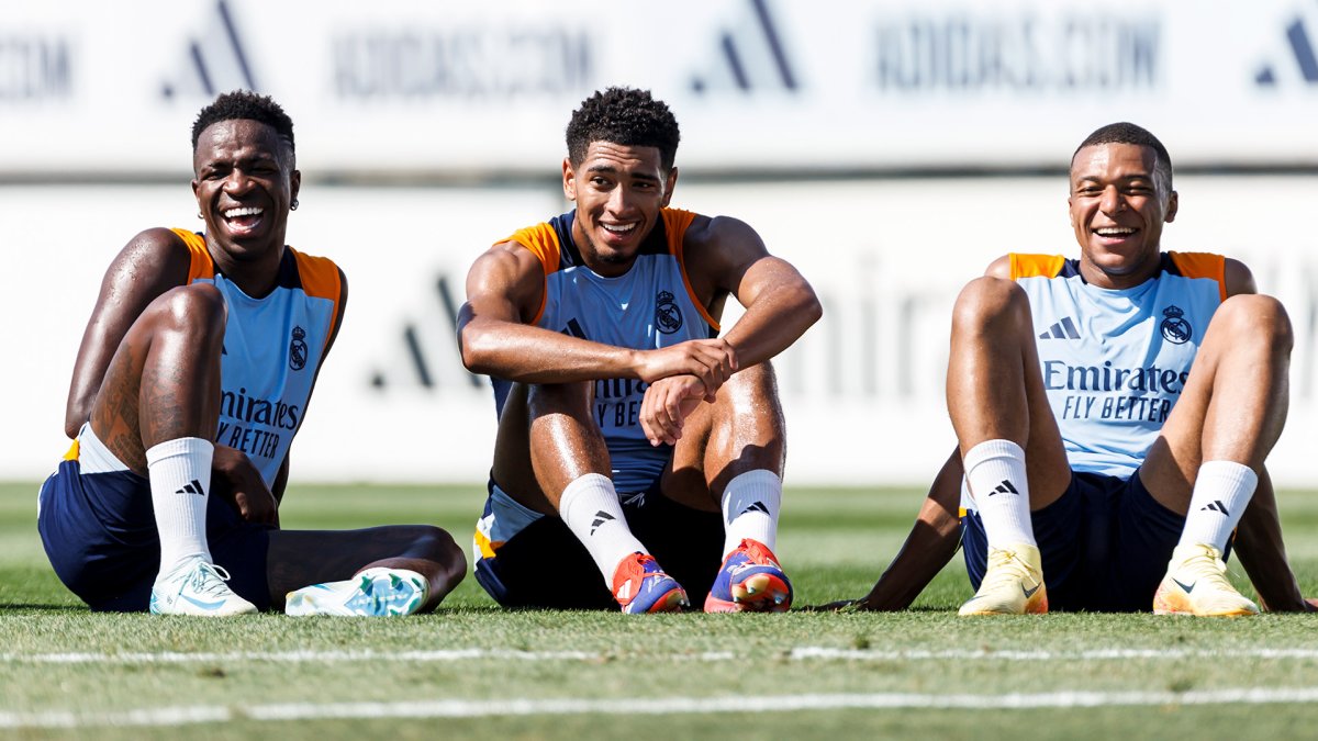 Vinícius (i), Bellingham y Mbappé (d) en el entrenamiento de Real Madrid previo al encuentro ante Atalanta