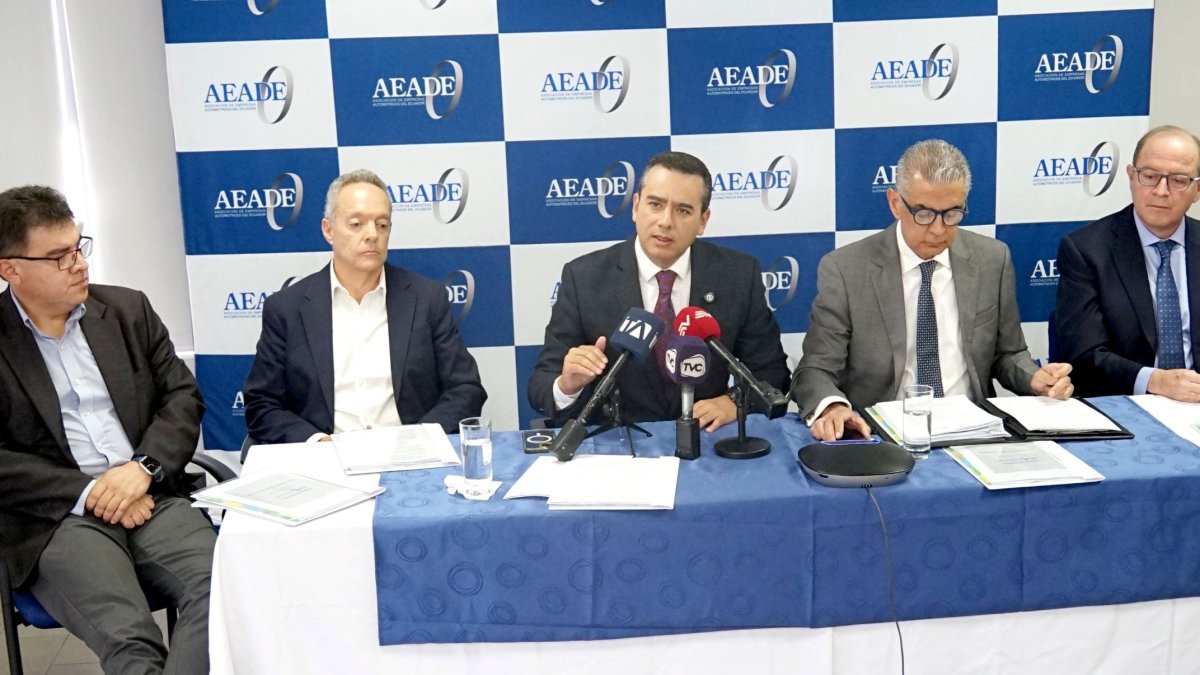 Directivos de la Aeade, en rueda de prensa este 12 de agosto de 2024.