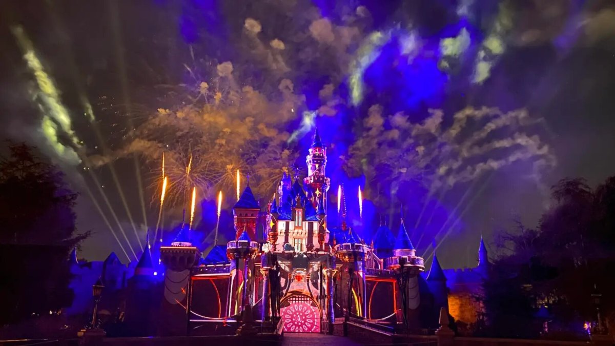 Parque. Juegos artificiales en Disney.