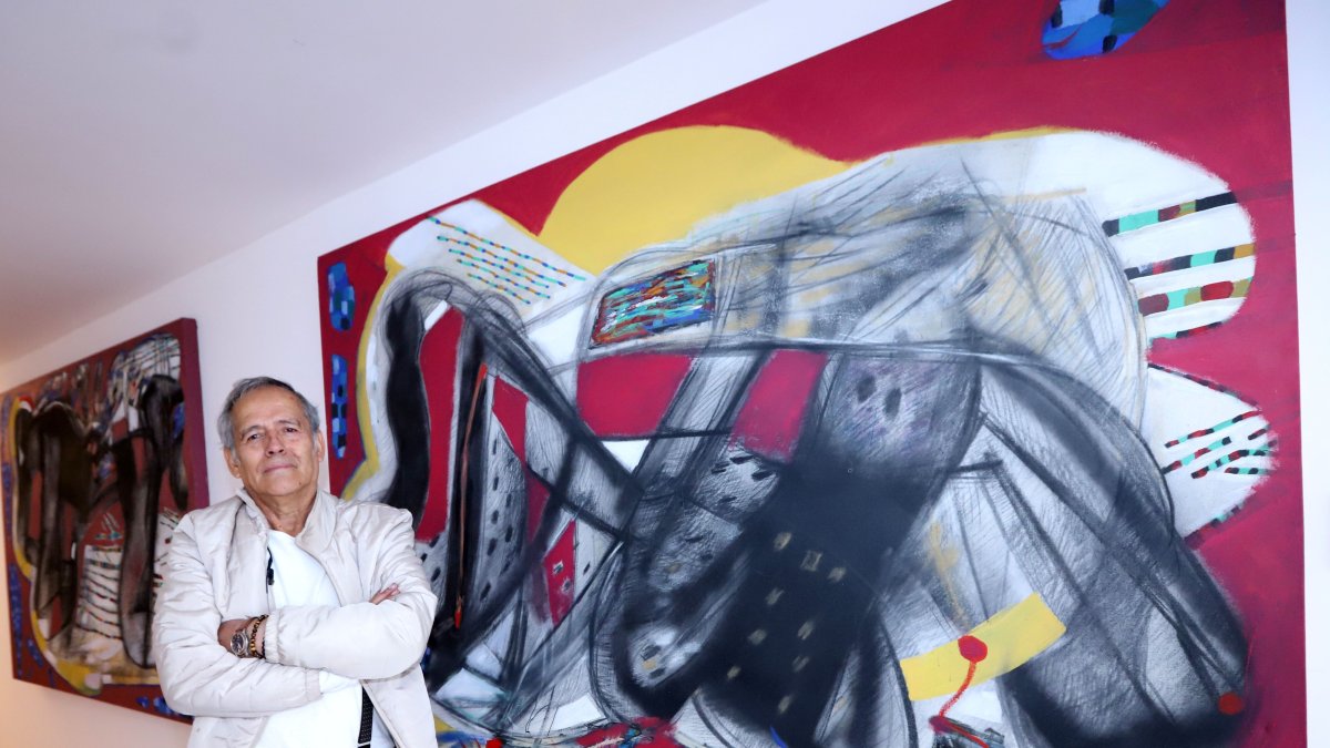 El pintor Carlos Rosero tiene cincuenta años de trayectoria artística y ha recibido una veintena de galardones.