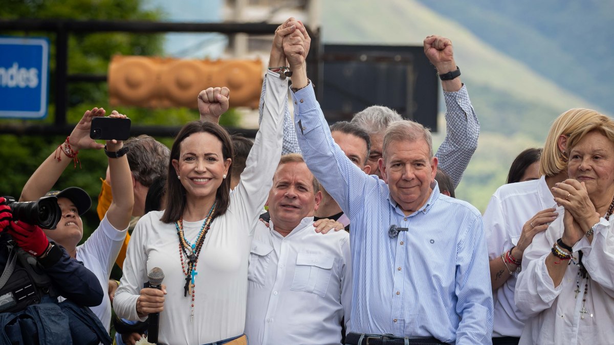 La líder opositora María Corina Machado (i) junto al abanderado opositor Edmundo González Urrutia en Caracas.