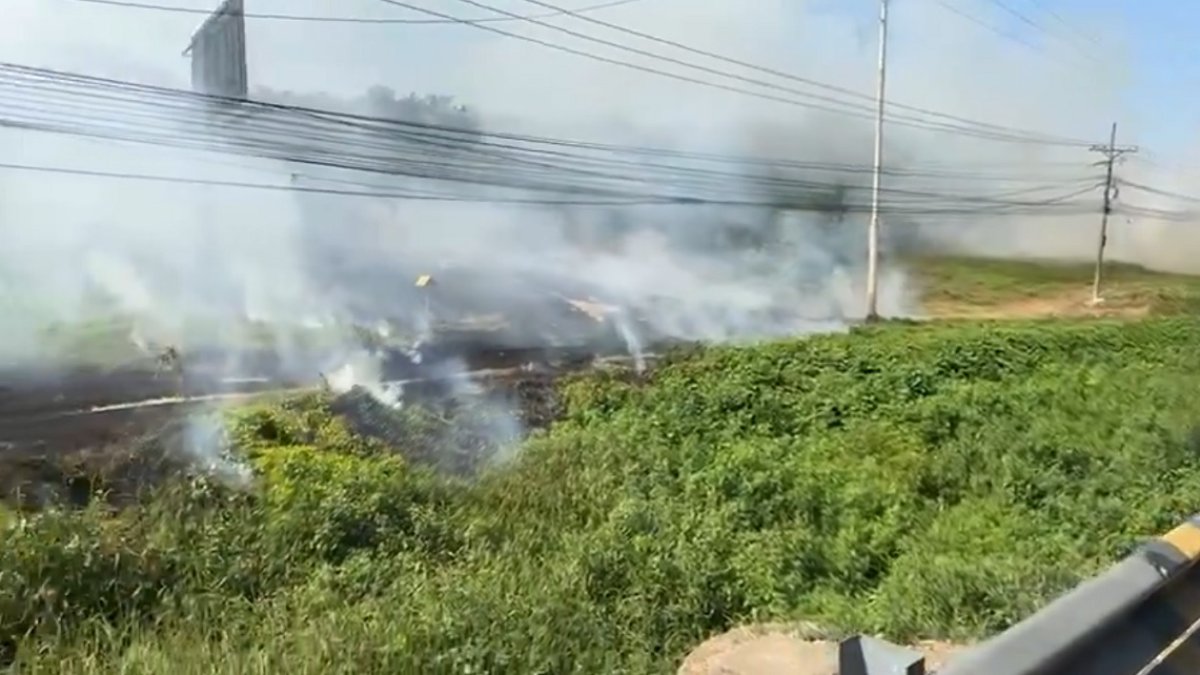 El fuego se ha esparcido sobre la maleza en el kilómetro 11 de la vía a la costa.